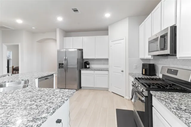 $269,800 | 214 Water Grass Trail, Clute, TX 77531