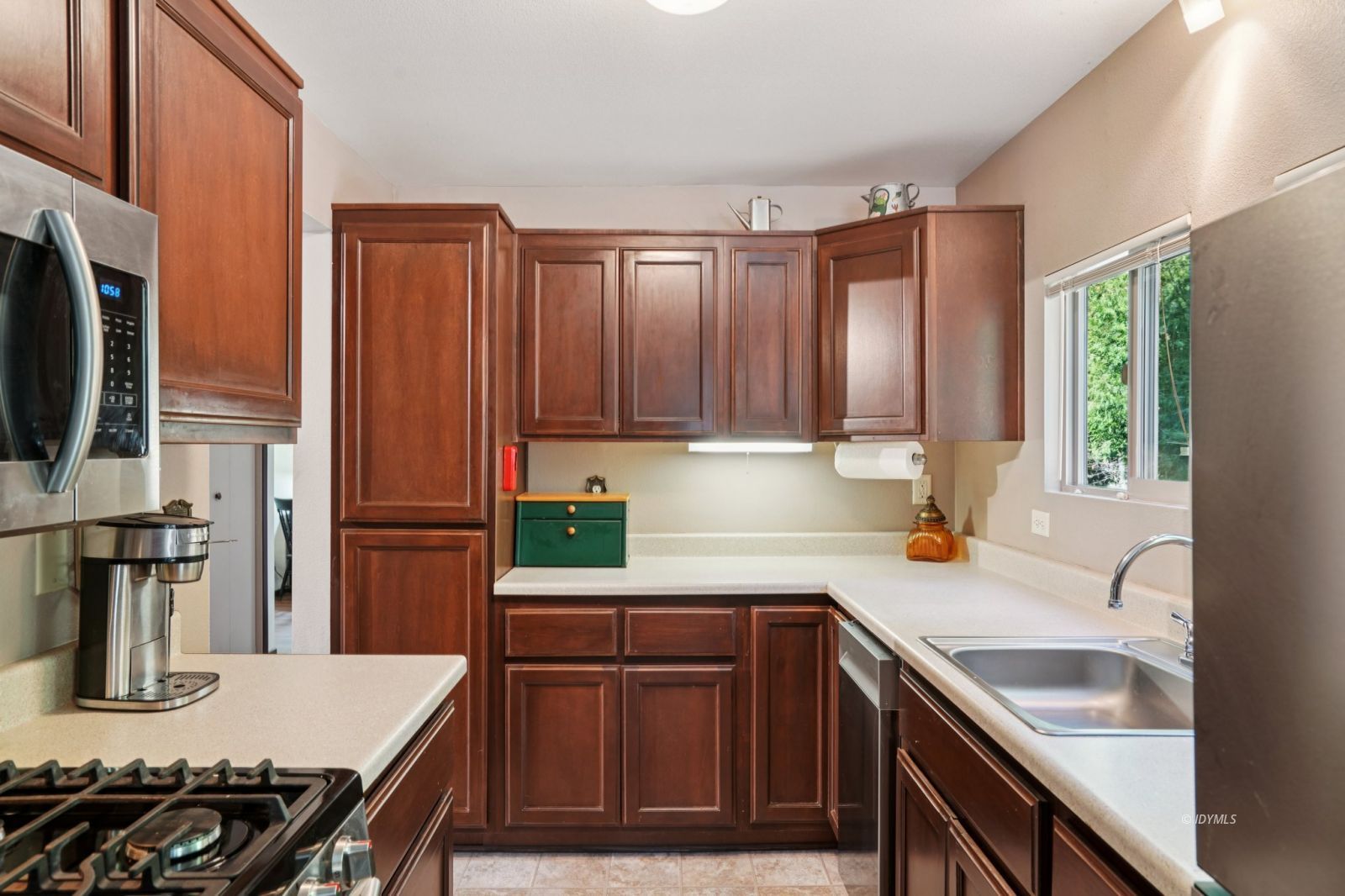 25140 Lodge Road Idyllwild, CA 92549 - Photo 10 of 40 Kitchen