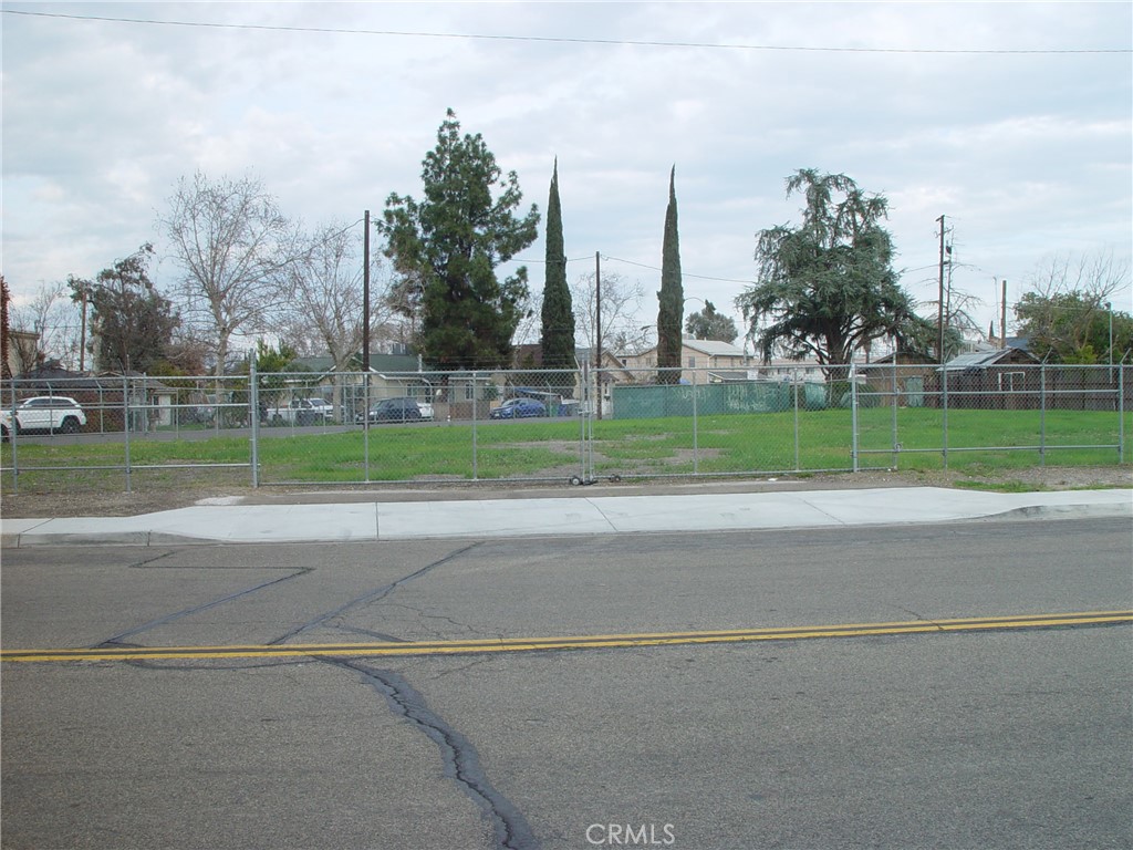 611 E Street Raymond, CA 93653 - Photo 2 of 3 a view of a park