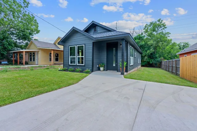 $250,000 | 738 Chihuahua Street, Lockhart, TX 78644