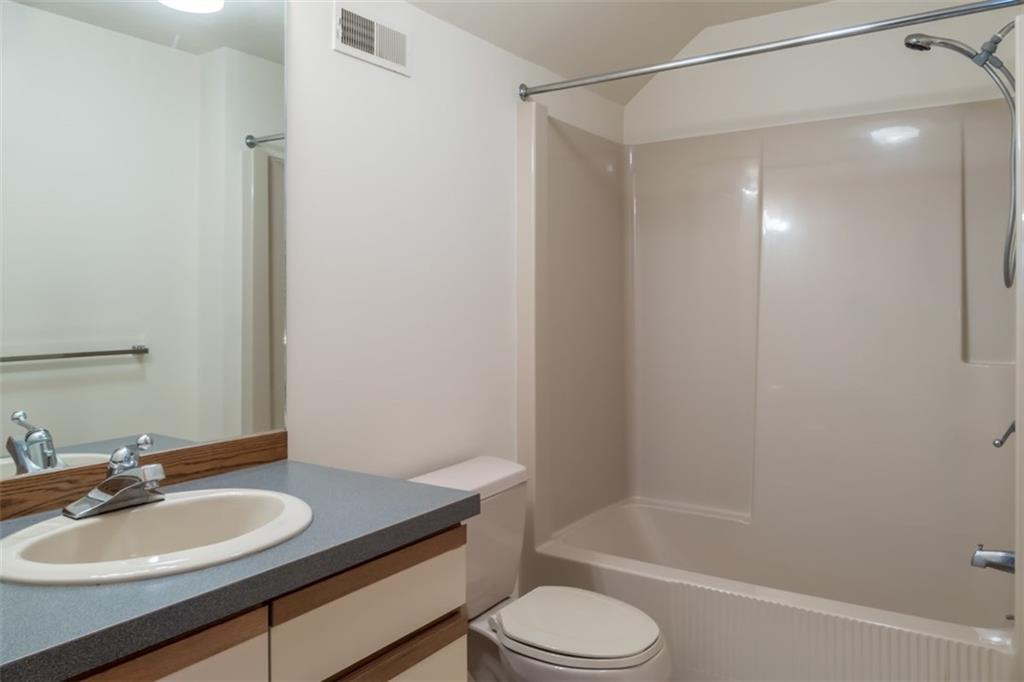 27 Birch Meadow Road, Unit M2 Brunswick, ME 04011 - Photo 24 of 35 Second-floor full bath.