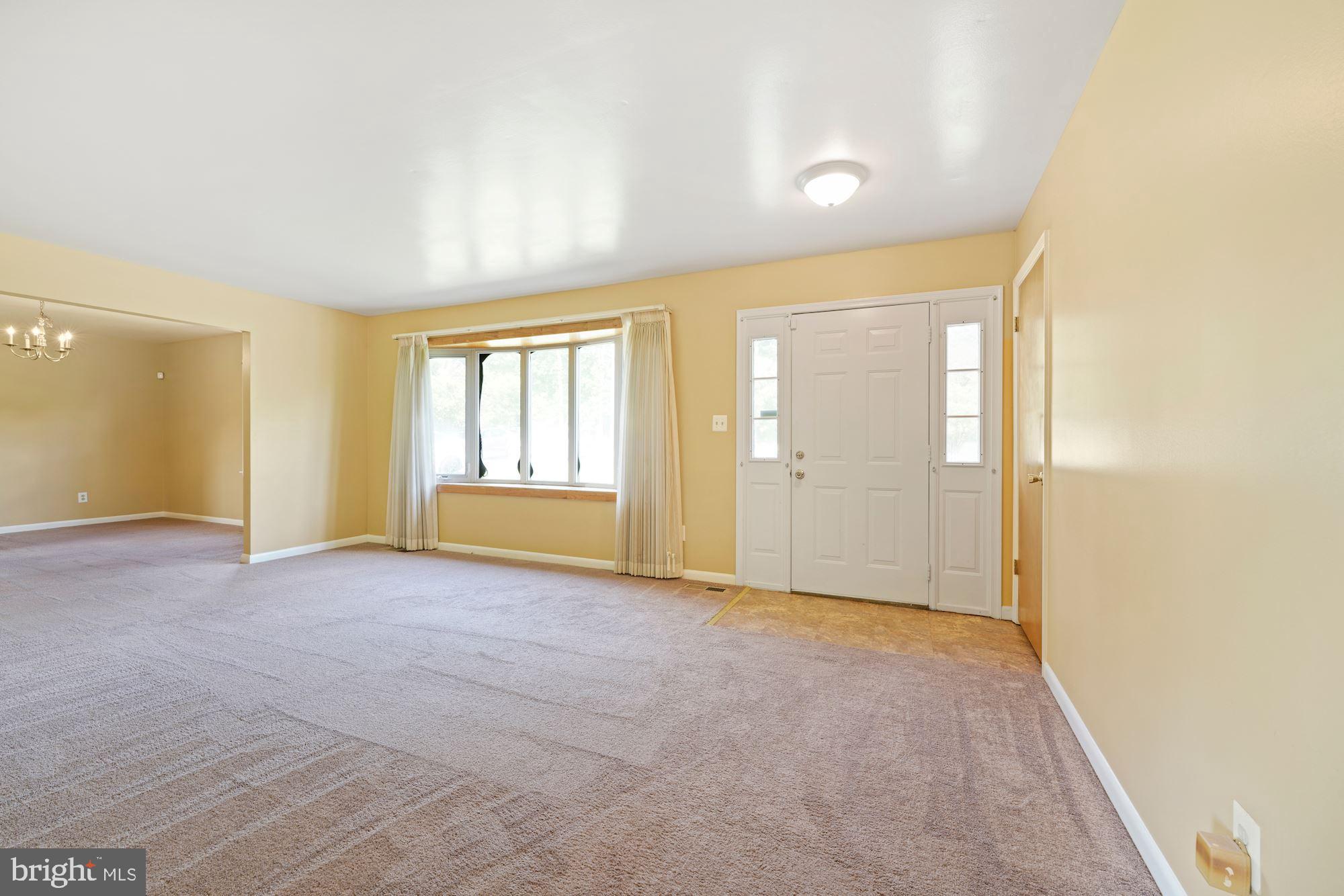 14415 South Springfield Road Brandywine, MD 20613 - Photo 3 of 27 Bright family room