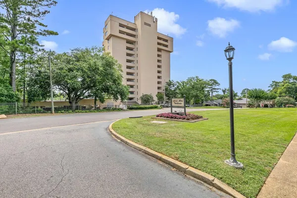 $330,000 | 100 Tower Drive, Unit 704, Daphne, AL 36526