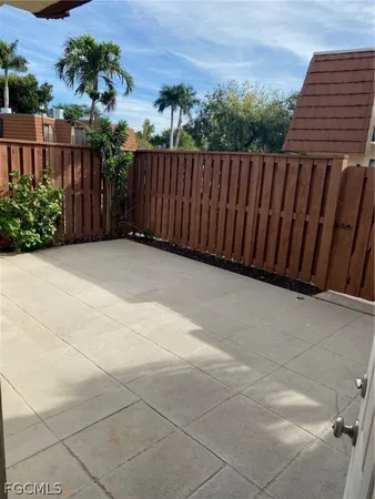 a view of a backyard