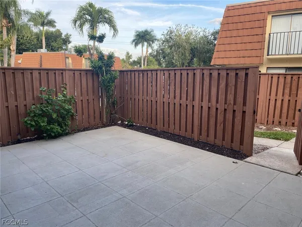 a view of a backyard