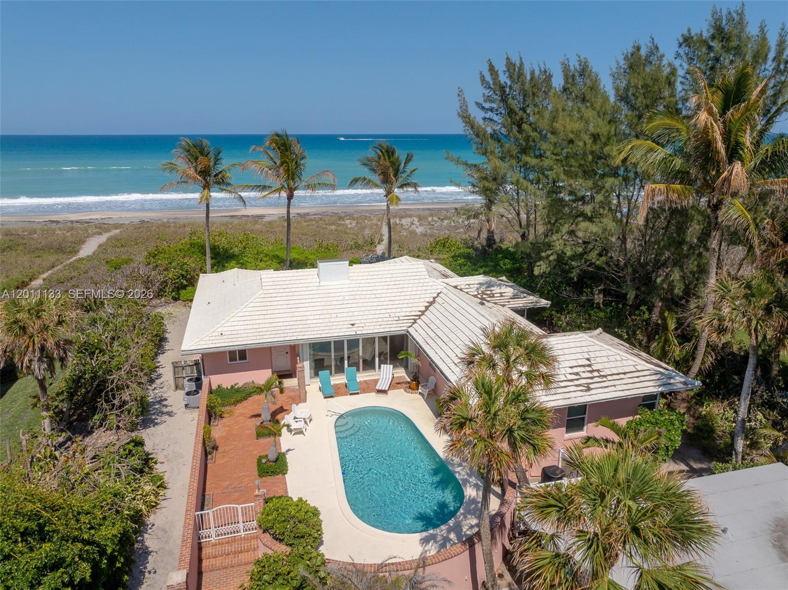 an aerial view of a house having yard
