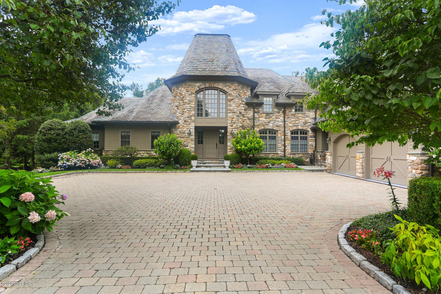18 Chieftans Road Greenwich, CT 06831 - Photo 27 of 30 a front view of a house with a garden