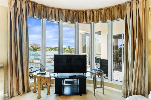 a view of a livingroom with furniture and windows
