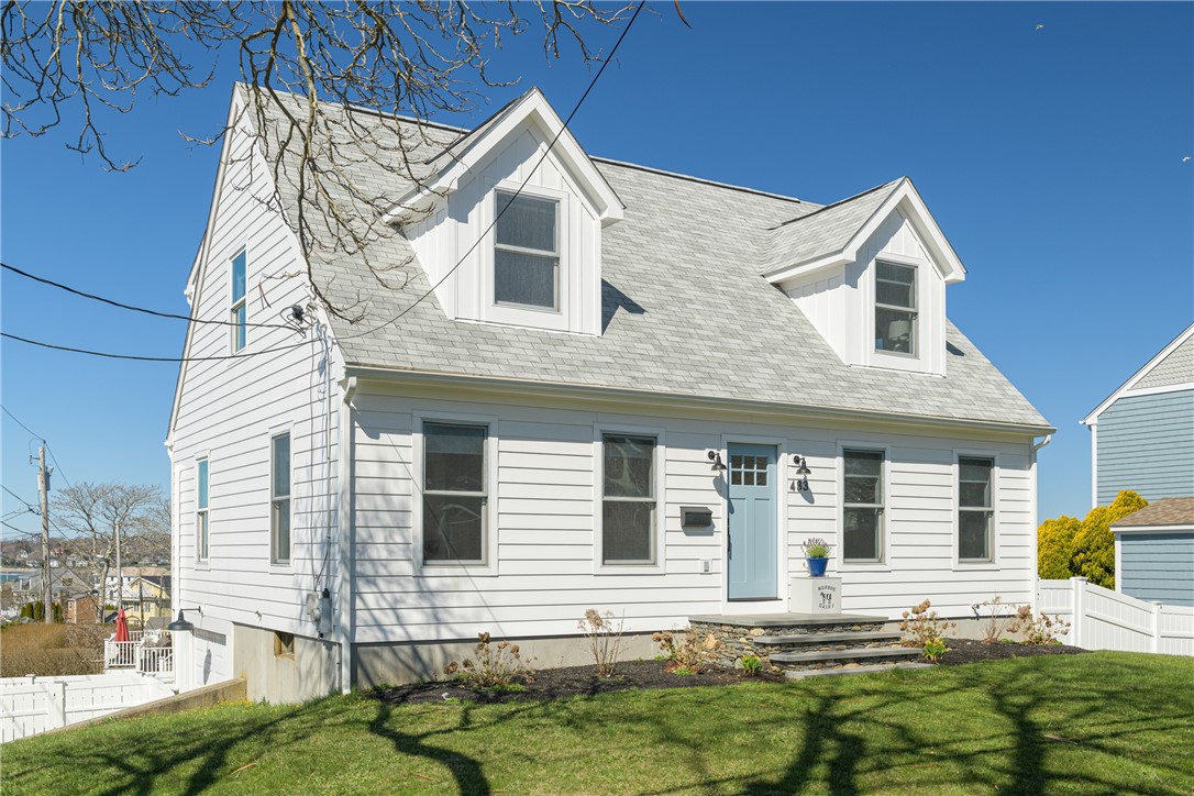 433 Wolcott Avenue Middletown, RI 02842 - Photo 3 of 44