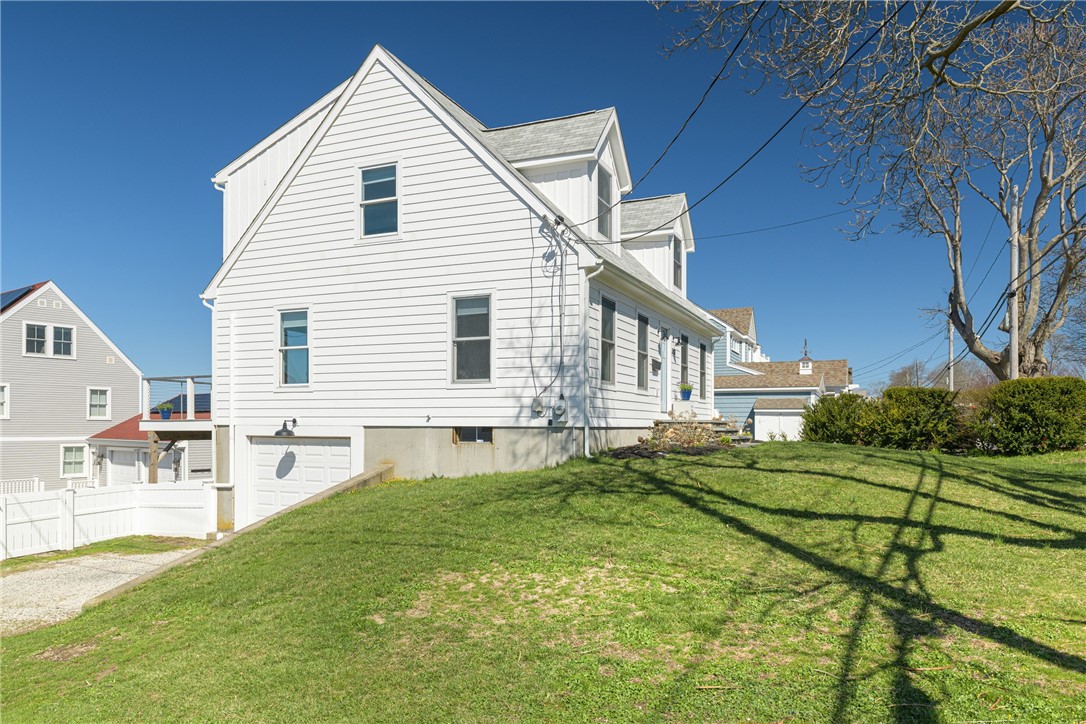 433 Wolcott Avenue Middletown, RI 02842 - Photo 4 of 44