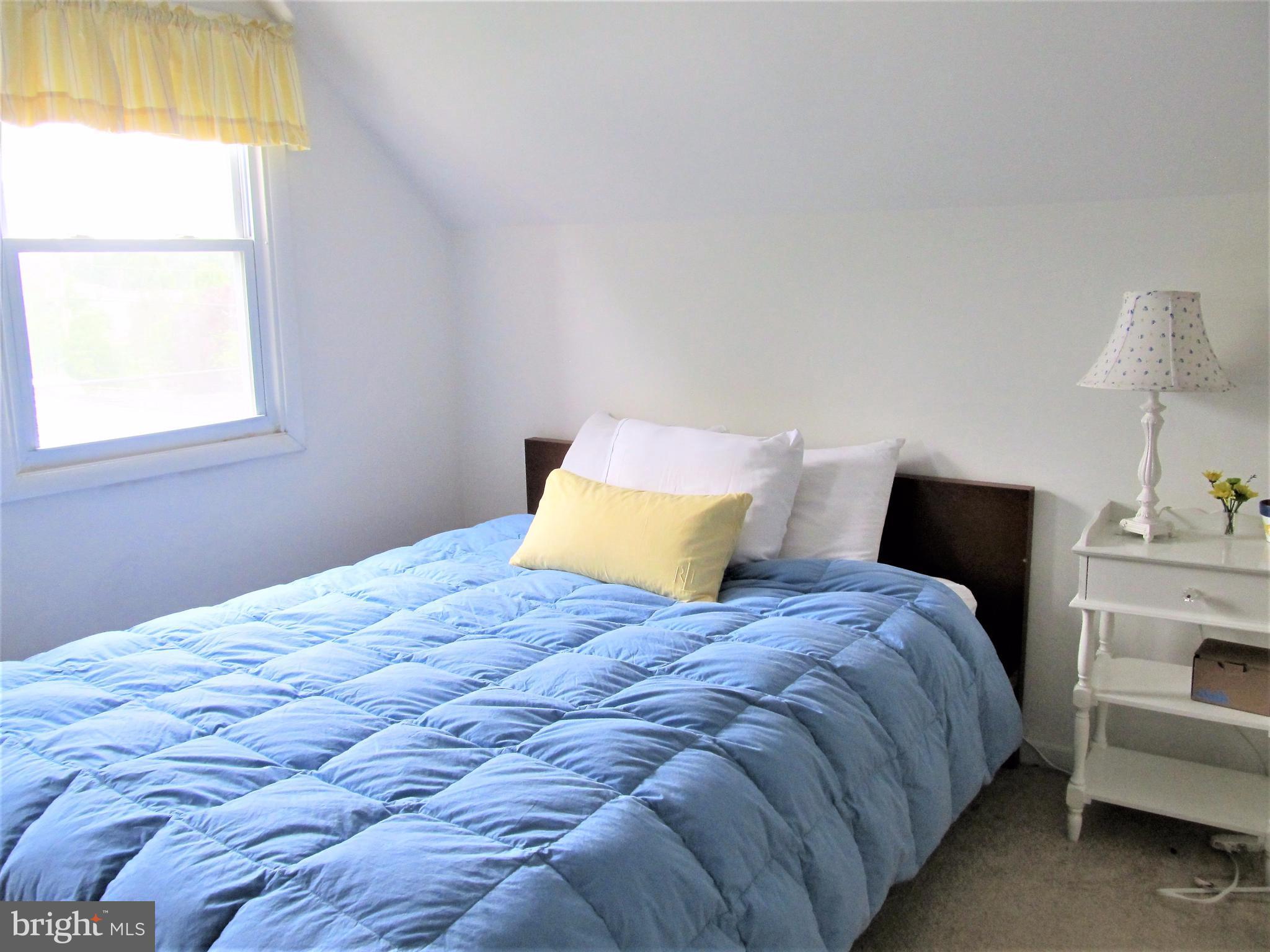 558 Fairmount Road Linthicum Heights, MD 21090 - Photo 14 of 30 a bedroom with a bed and lamp