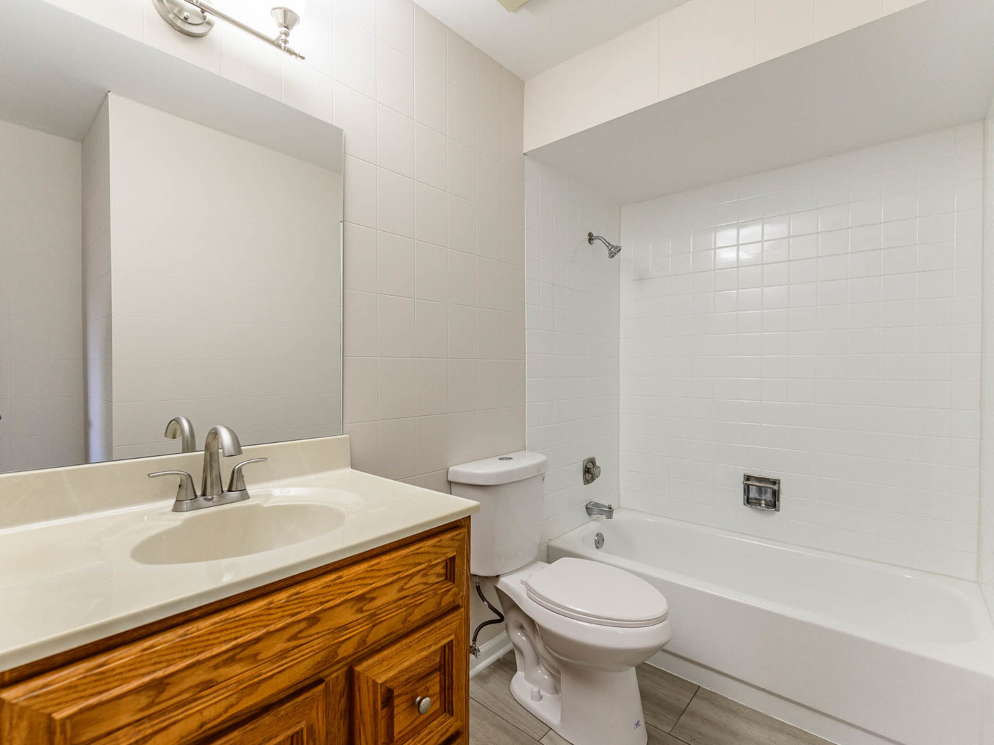 624 Farmview Road University Park, IL 60484 - Photo 8 of 16 a bathroom with a sink a toilet and a bathtub