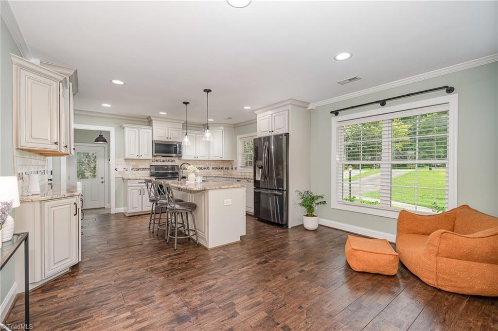 1420 Rankin Road Greensboro, NC 27405 - Photo 4 of 18 Kitchen/Dining