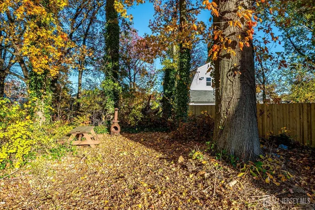 a picture of a bench in front of a wall