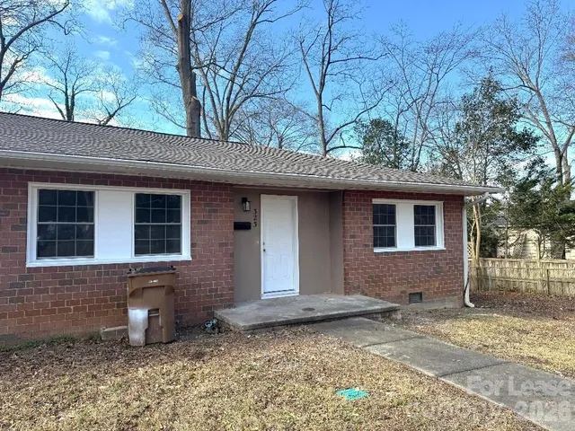 $1,300 | 323 North Flint Street, Lincolnton, NC 28092