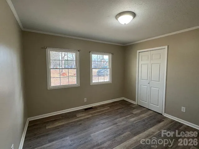 $1,300 | 323 North Flint Street, Lincolnton, NC 28092