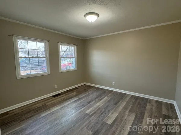 $1,250 | 323 North Flint Street, Lincolnton, NC 28092