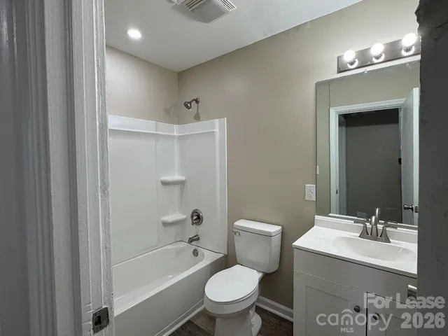 $1,300 | 323 North Flint Street, Lincolnton, NC 28092