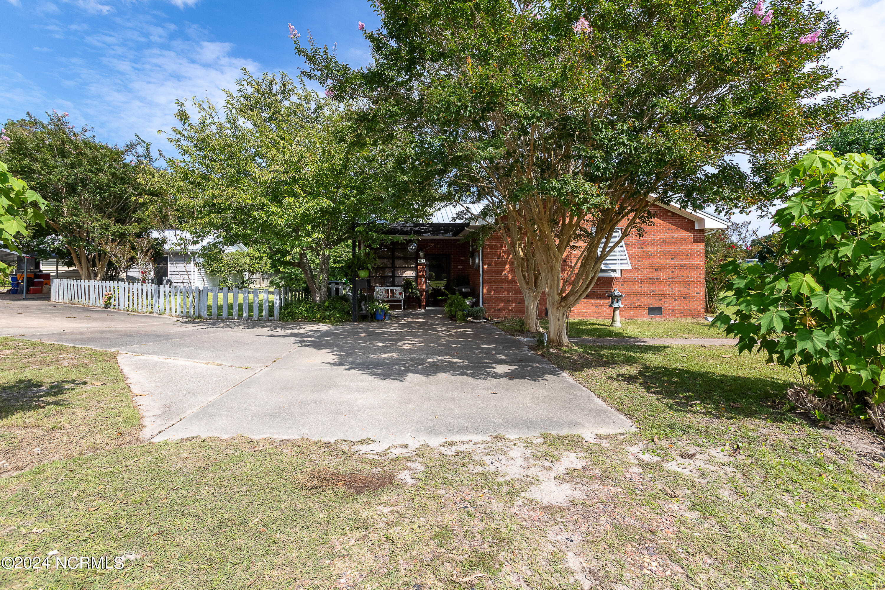 104 Sherrill Loop Road Sneads Ferry, NC 28460 - Photo 4 of 40 Driveway