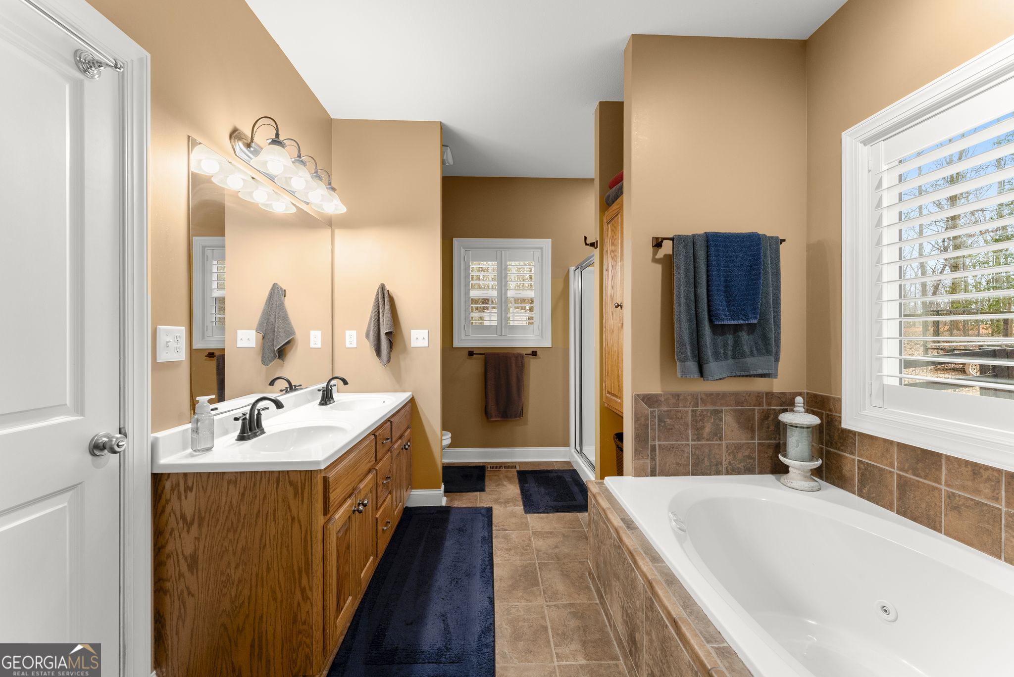 96 Magnolia Place Commerce, GA 30529 - Photo 22 of 58 a bathroom with a tub sink and mirror