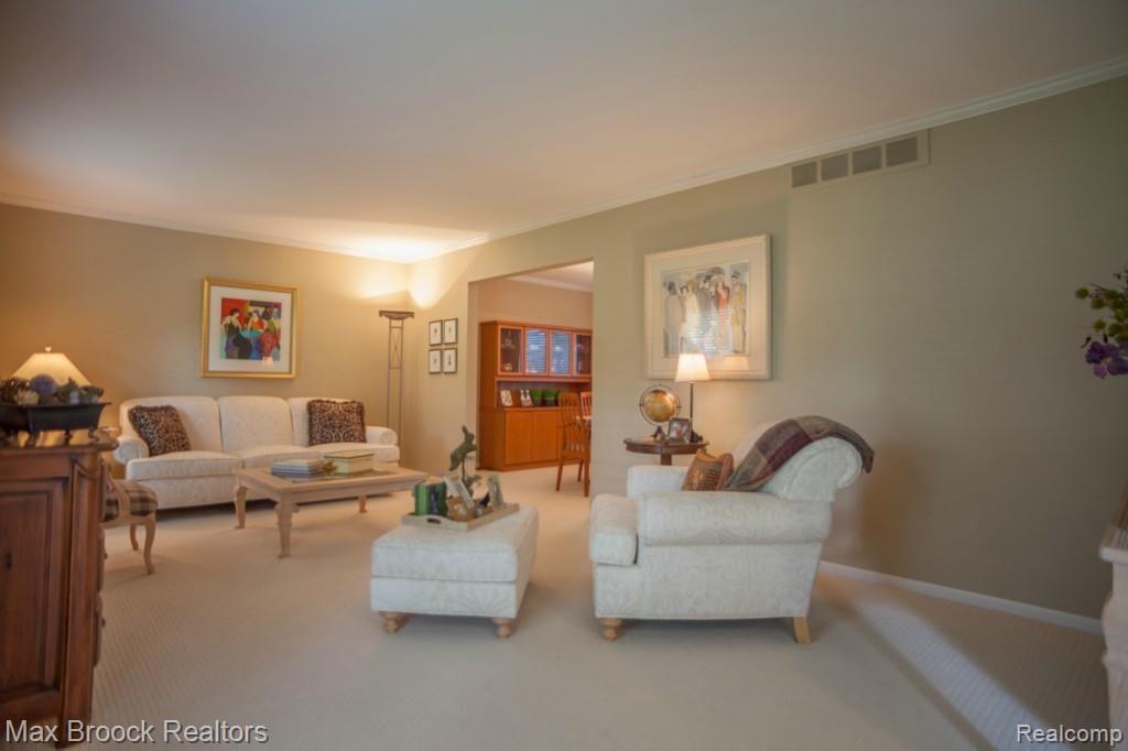 2715 Hunters Hill Road Bloomfield Hills, MI 48304 - Photo 9 of 45 IMG_1870.jpg