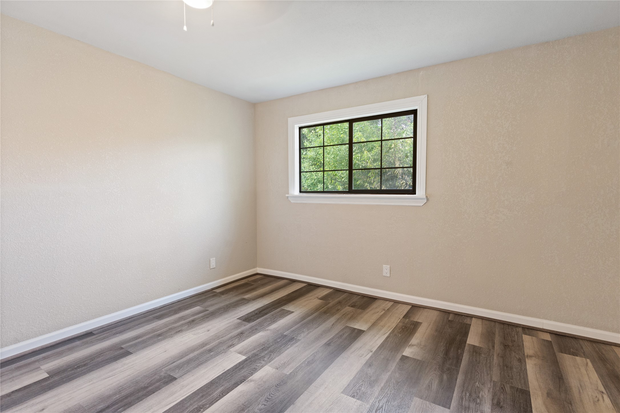10613 Chadwick Street Houston, TX 77029 - Photo 17 of 30 an empty room with a window