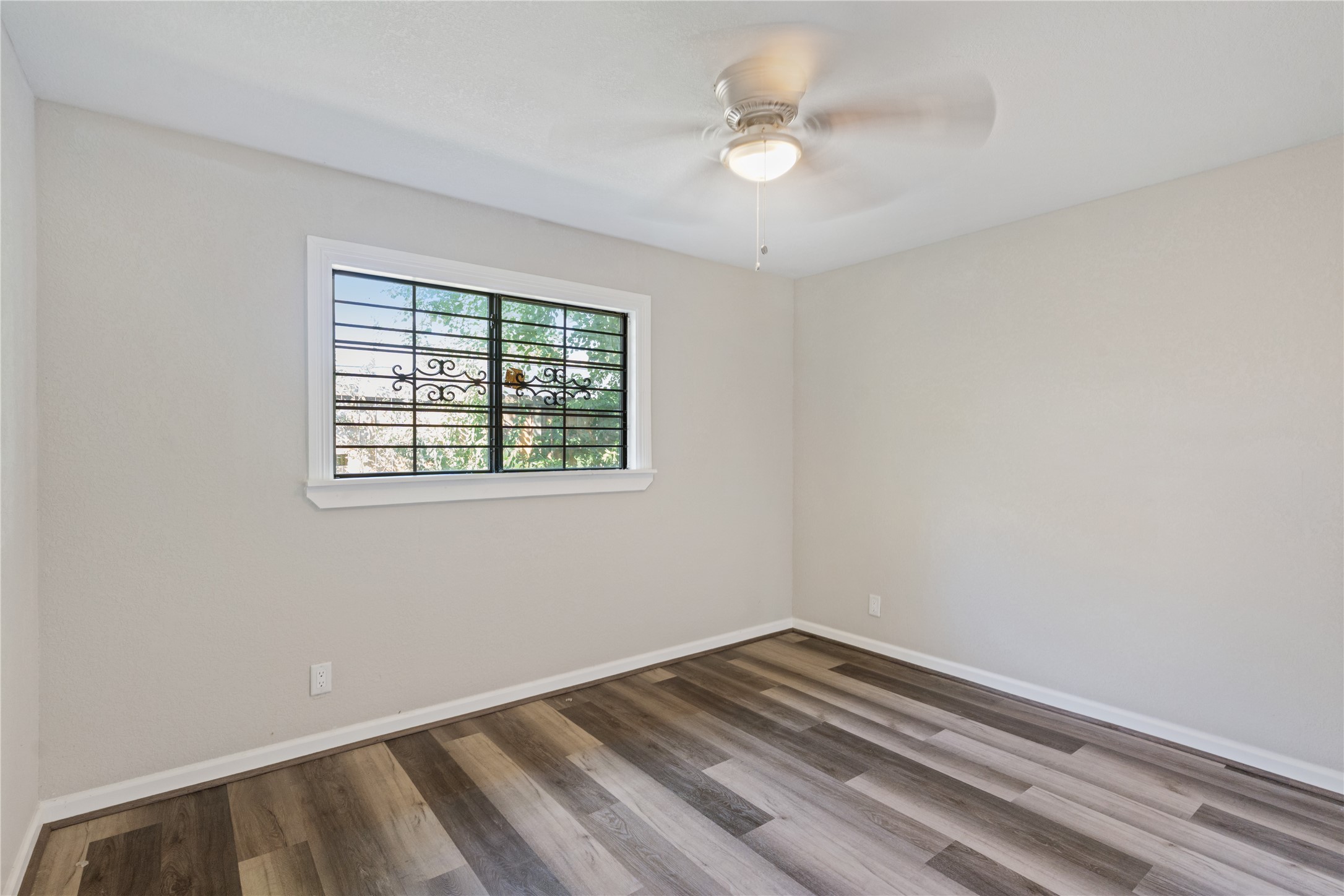 10613 Chadwick Street Houston, TX 77029 - Photo 24 of 30 an empty room with a window