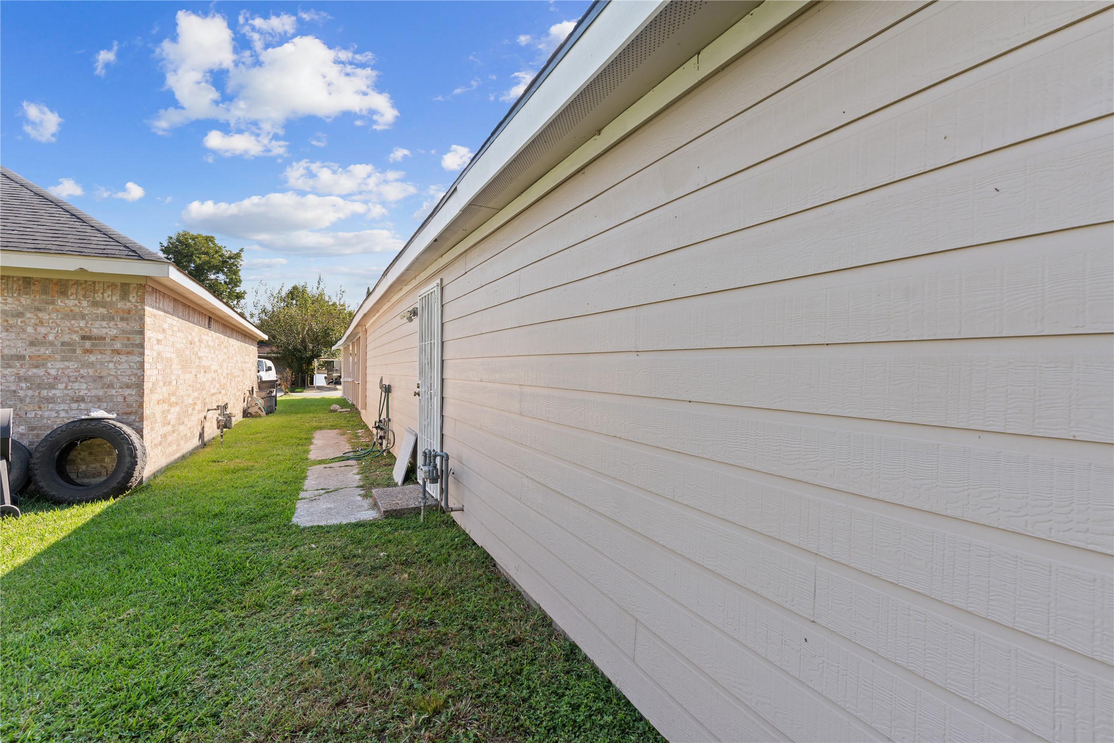 10613 Chadwick Street Houston, TX 77029 - Photo 28 of 30 a view of a back yard of the house