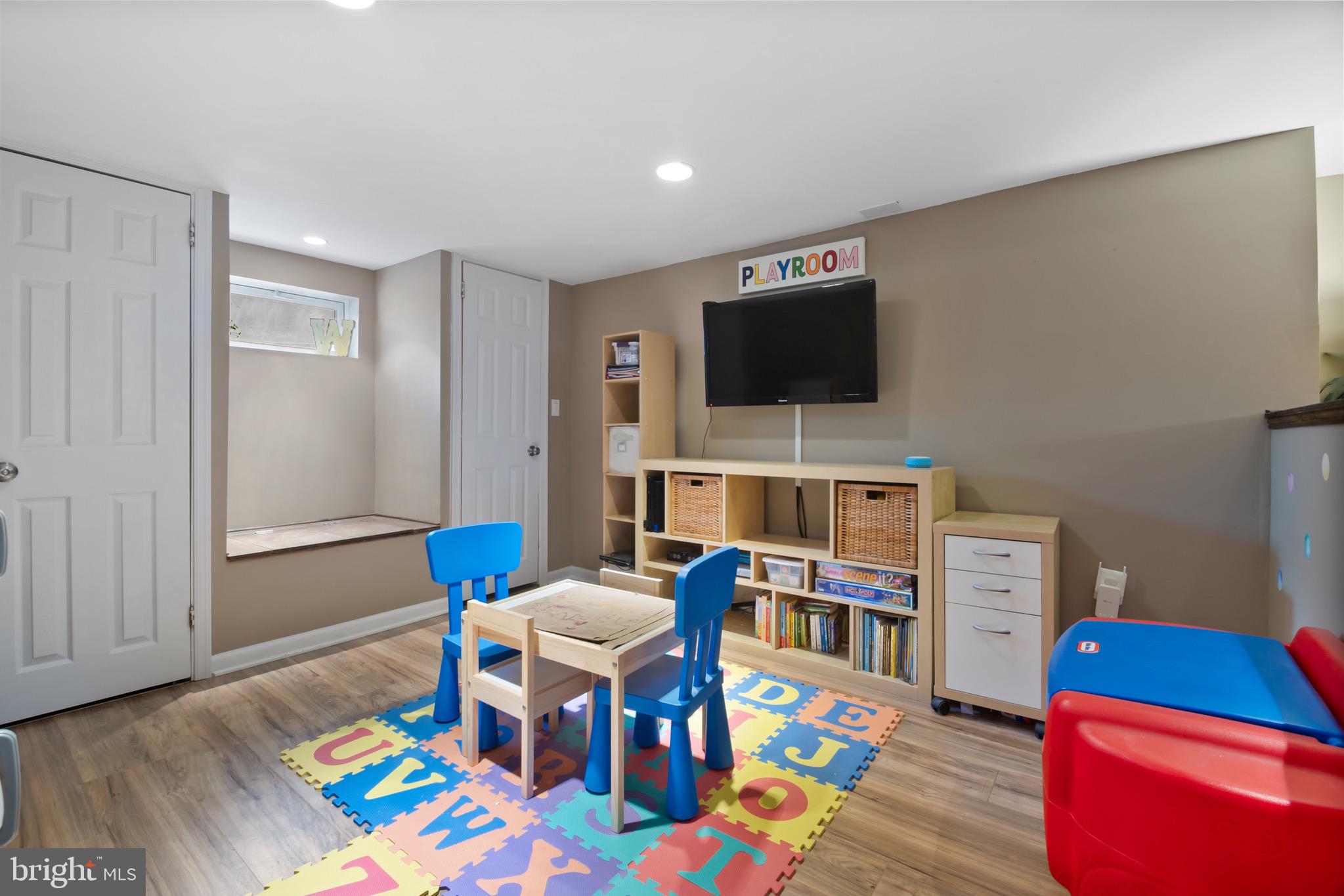 10520 Scaggsville Road Laurel, MD 20723 - Photo 21 of 32 a living room with furniture and a flat screen tv