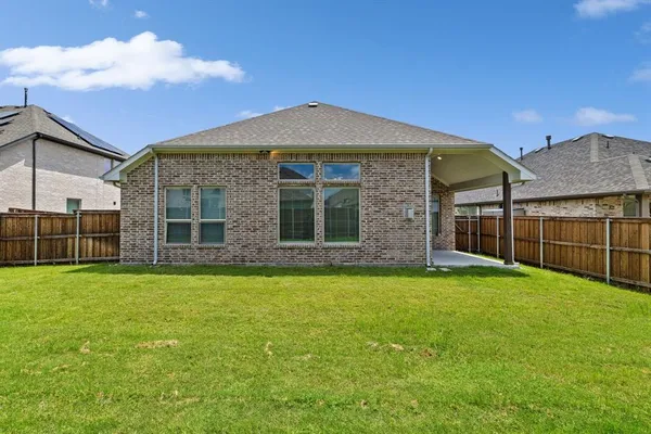a view of an house with backyard space and balcony