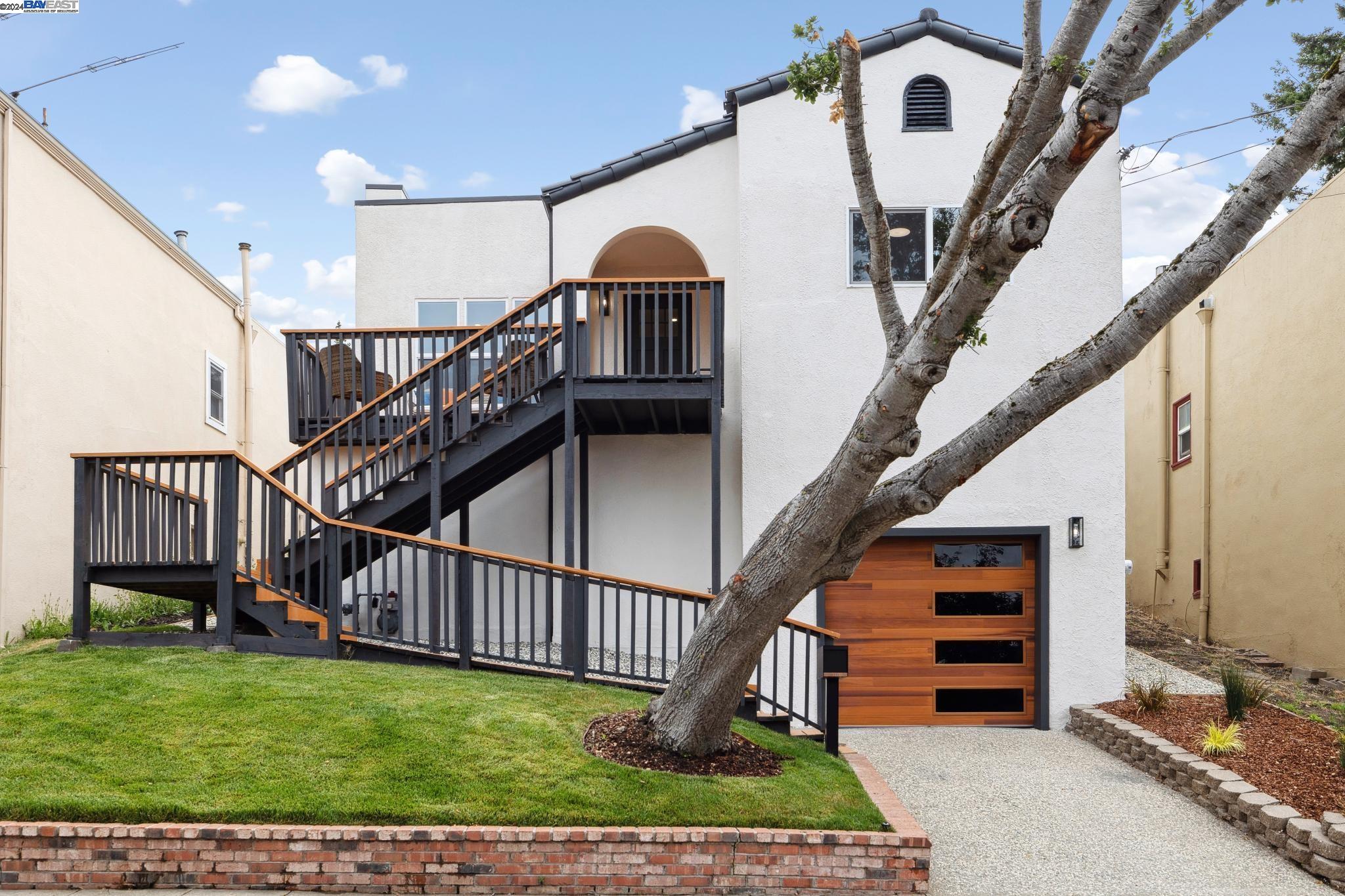 a view of entryway with a front door
