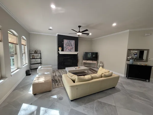 $3,100 | 119 April Waters Drive West, Conroe, TX 77356