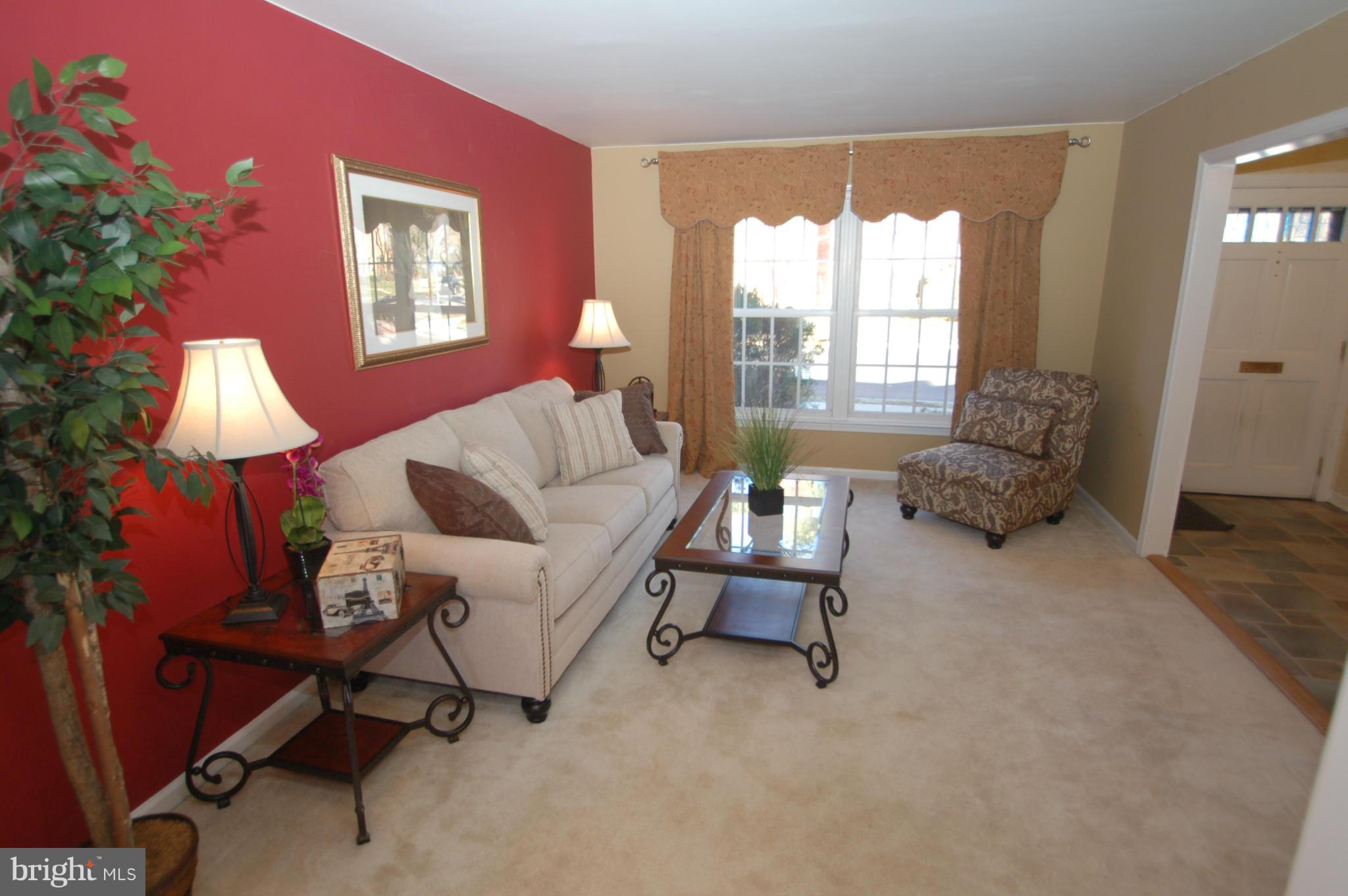 8443 Lakinhurst Lane Springfield, VA 22152 - Photo 4 of 30 Living Room