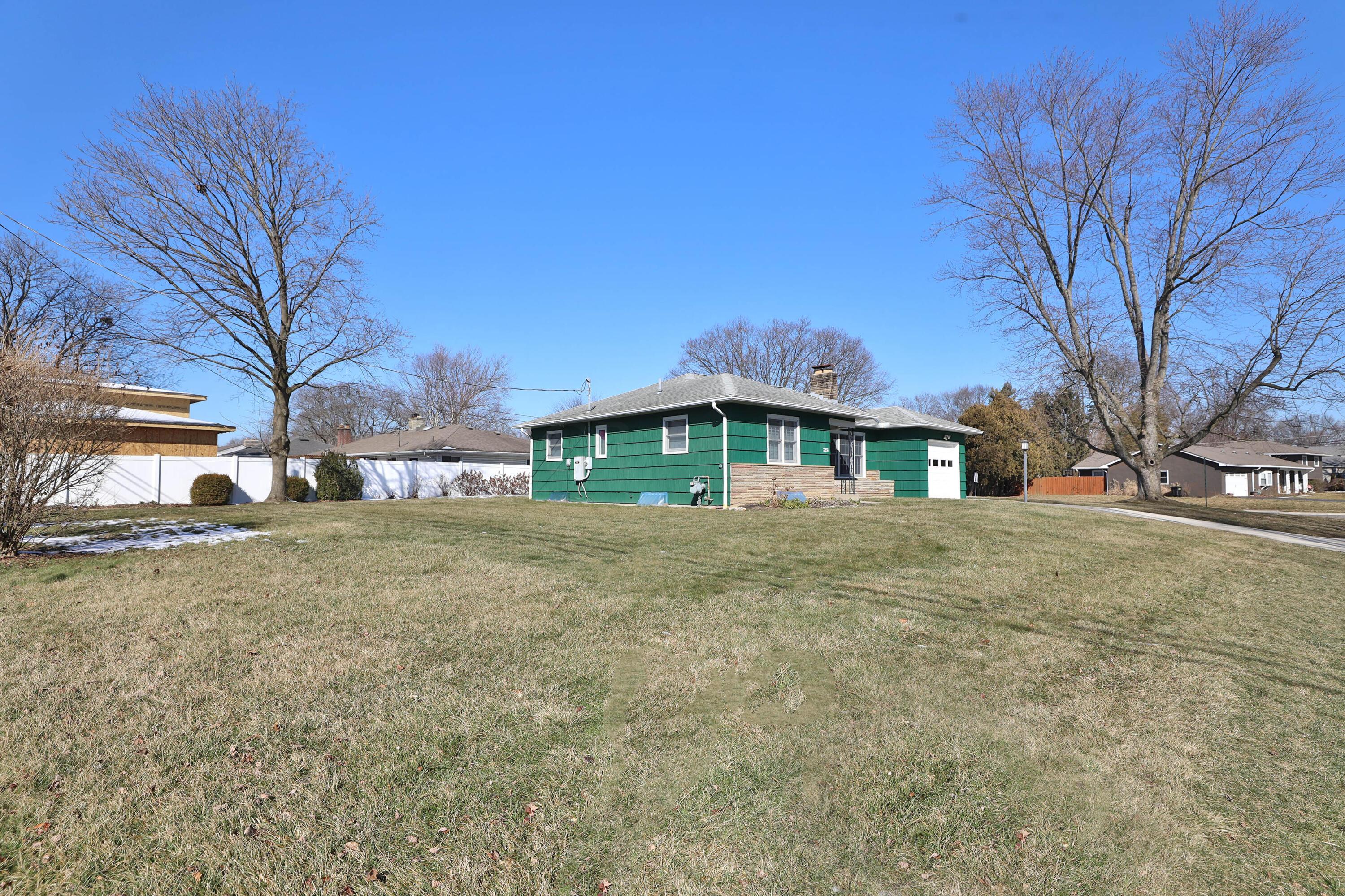 3231 Somerford Road Columbus, OH 43221 - Photo 31 of 35 sits on .26 acres. Perfect for family gatherings on a nice warm day.