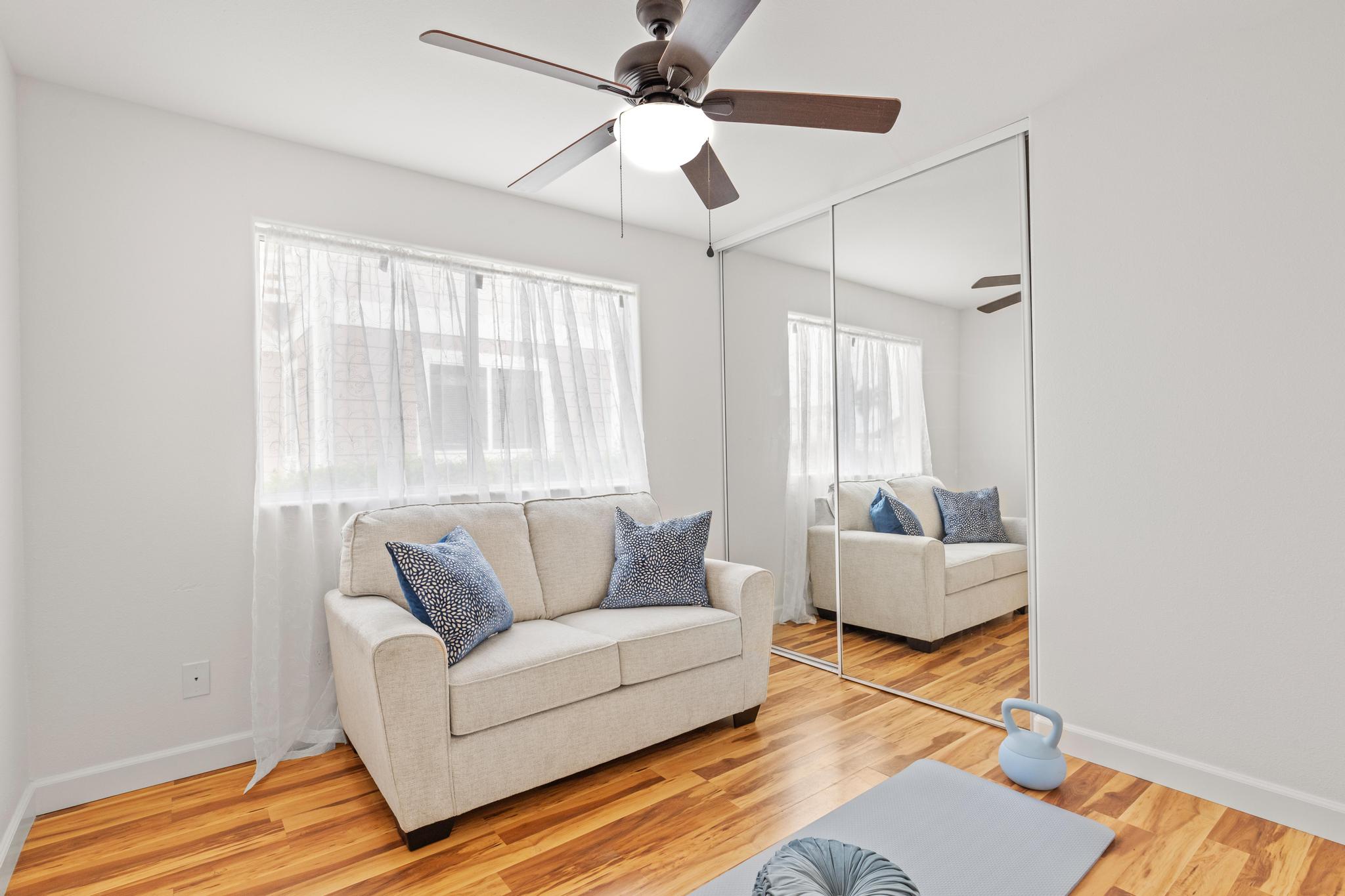 75-6081 Alii Drive, Unit V106 Kailua-Kona, HI 96740 - Photo 13 of 25 a living room with furniture and a window