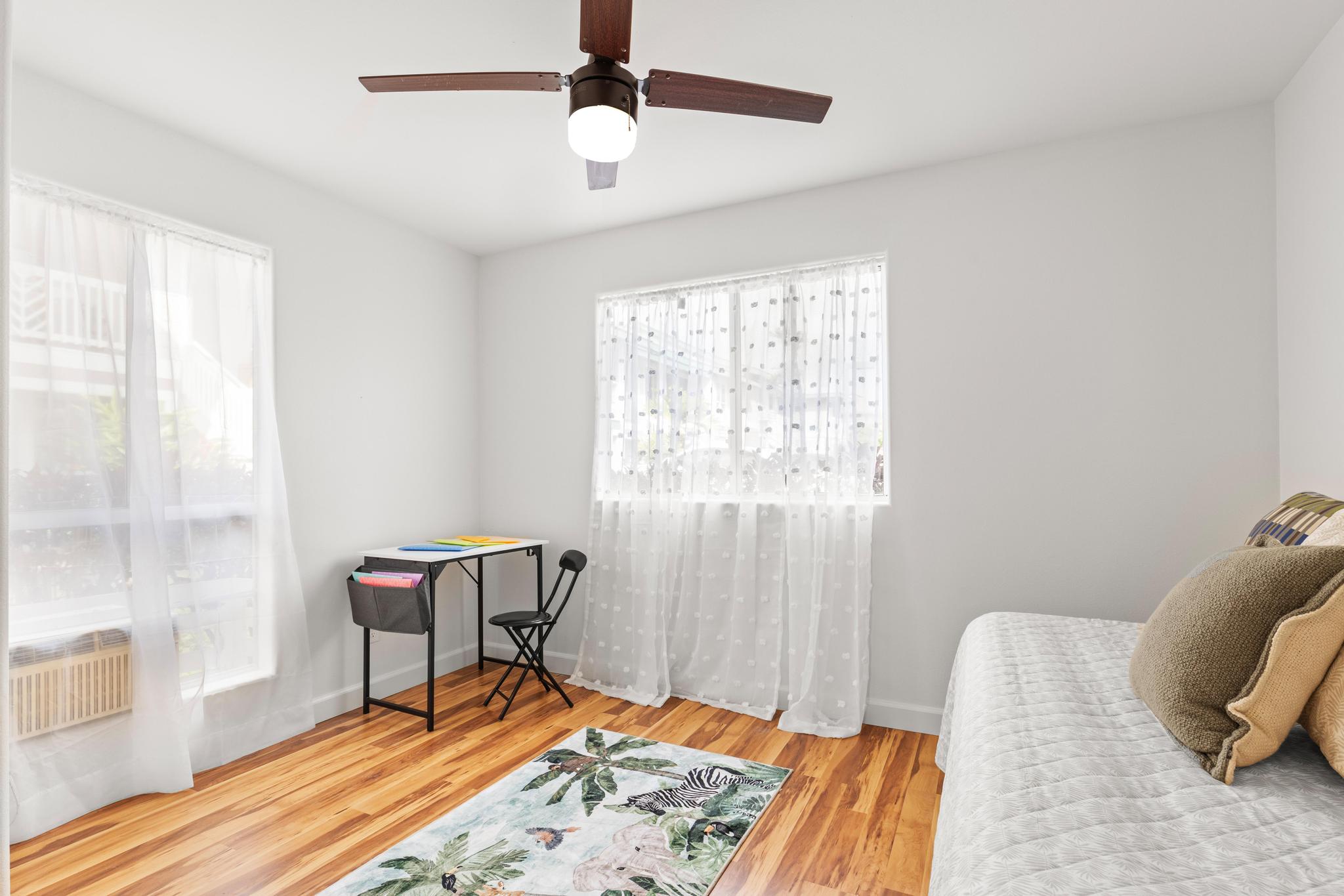 75-6081 Alii Drive, Unit V106 Kailua-Kona, HI 96740 - Photo 15 of 25 a bedroom with a bed and a window