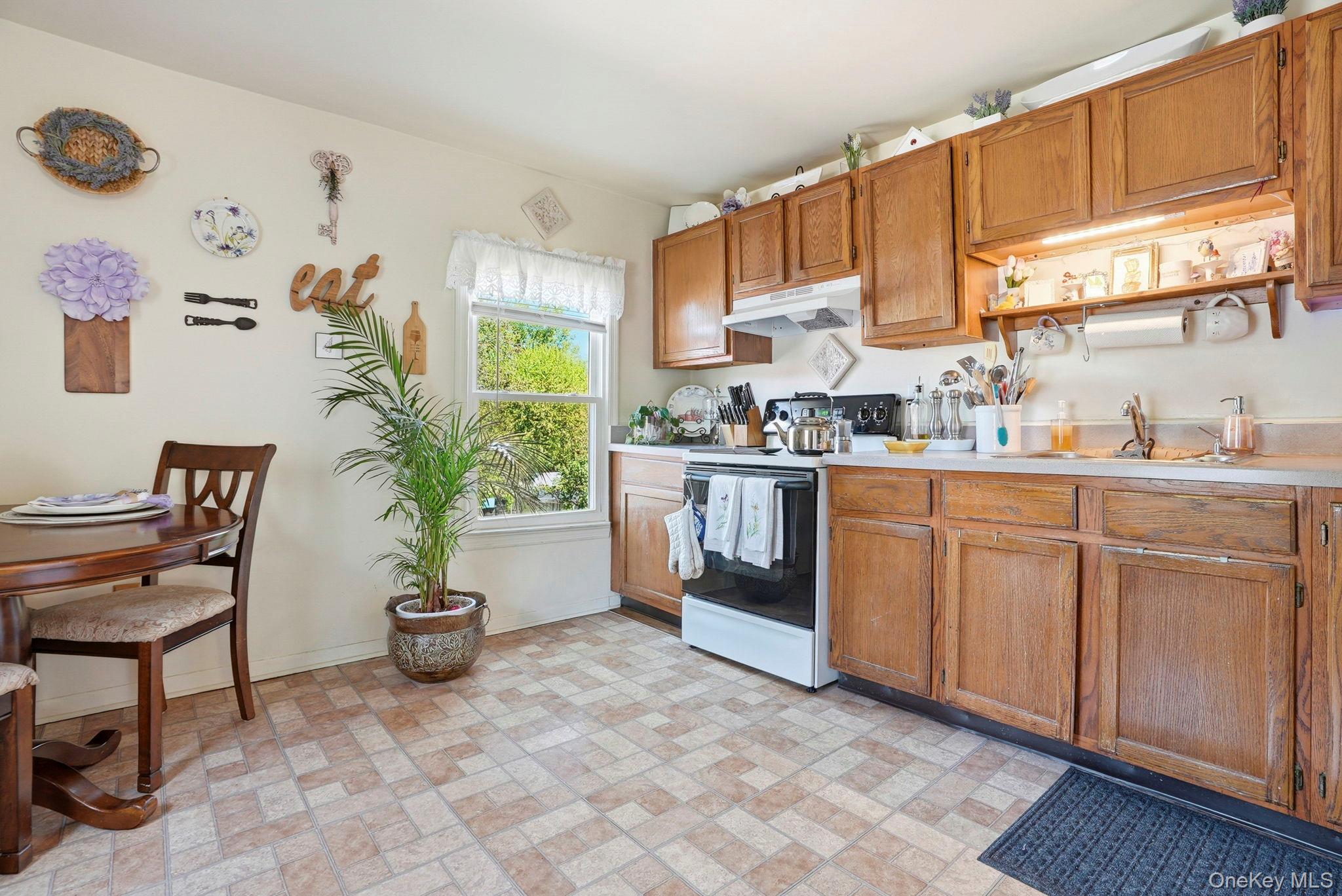 50 Sunset Road Montrose, NY 10548 - Photo 23 of 50 2nd floor apartmenteat-in kitchen