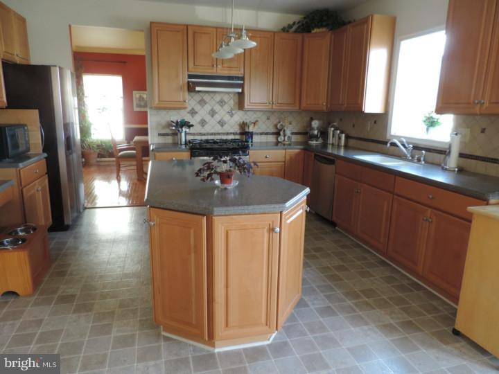 3226 Riding Court Chalfont, PA 18914 - Photo 2 of 25 Gallery Image 2