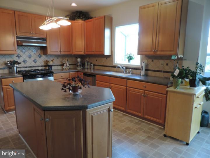 3226 Riding Court Chalfont, PA 18914 - Photo 3 of 25 Gallery Image 3