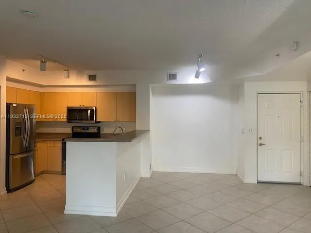 $2,100 | 8060 North Nob Hill Road, Unit 102, Tamarac, FL 33321