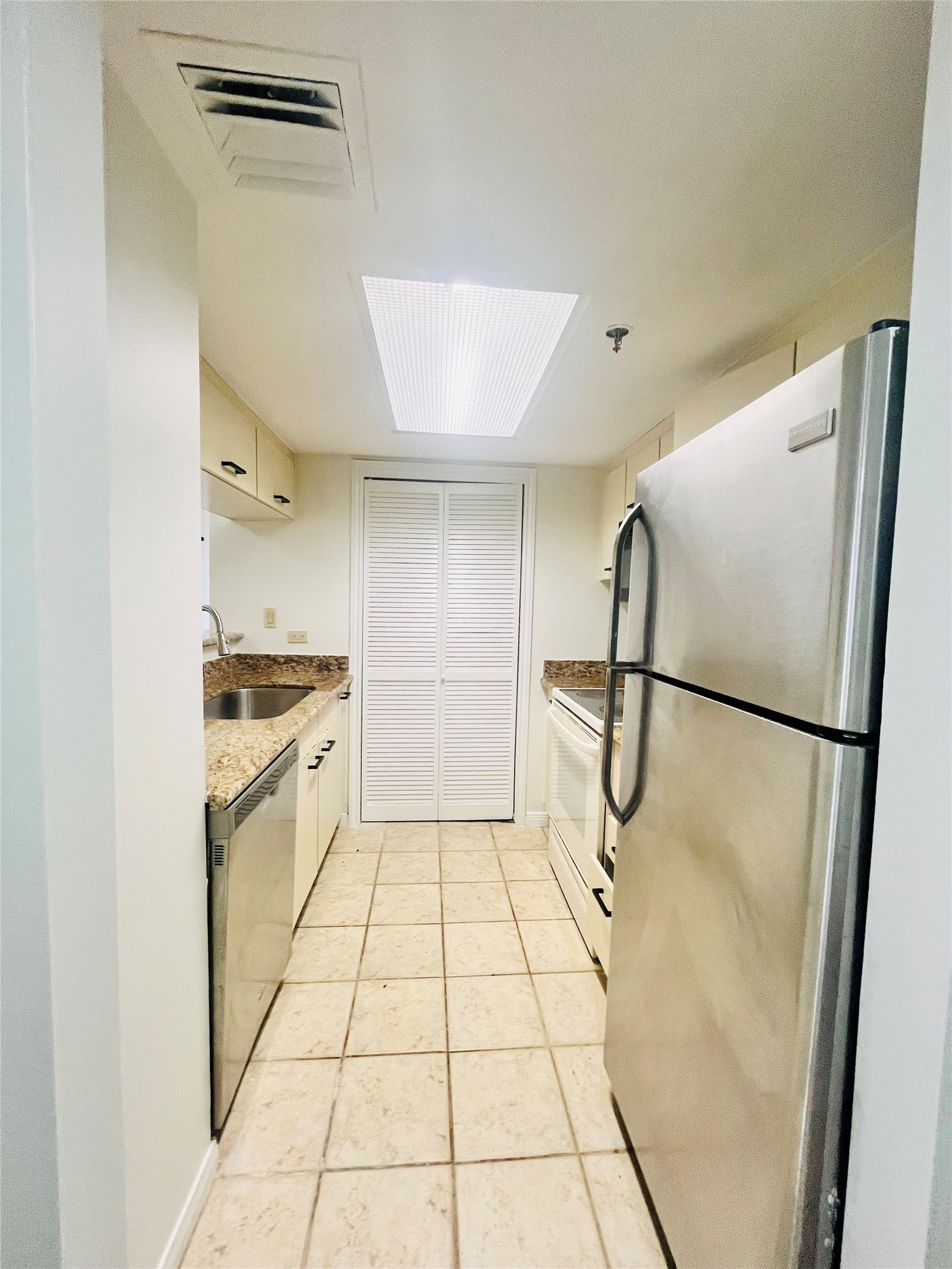 3525 Sage Road, Unit 201 Houston, TX 77056 - Photo 11 of 19 Refrigerator included