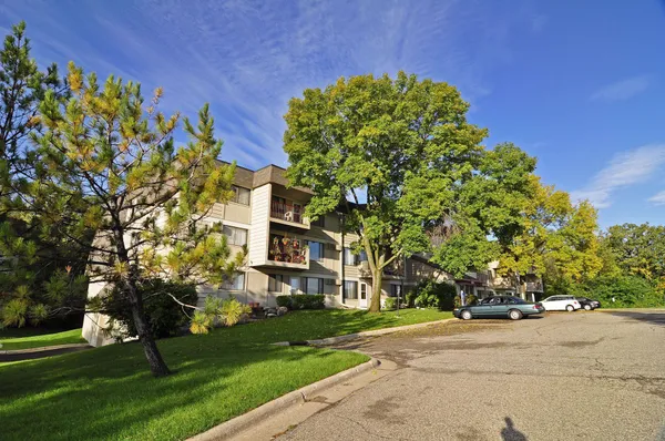 $171,500 | 4009 Heritage Hills Drive, Unit 202, Bloomington, MN 55437