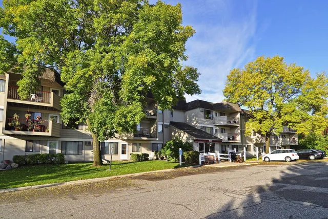 $179,900 | 4009 Heritage Hills Drive, Unit 202, Bloomington, MN 55437