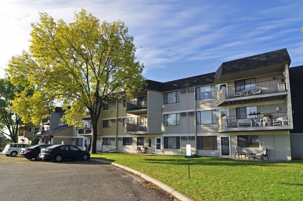 $174,000 | 4009 Heritage Hills Drive, Unit 202, Bloomington, MN 55437