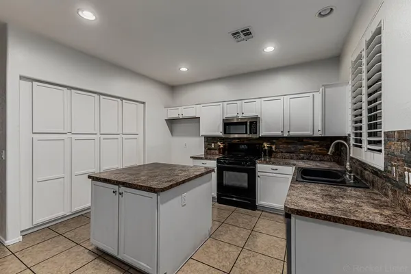 $2,400 | 20944 North 94th Lane, Peoria, AZ 85382