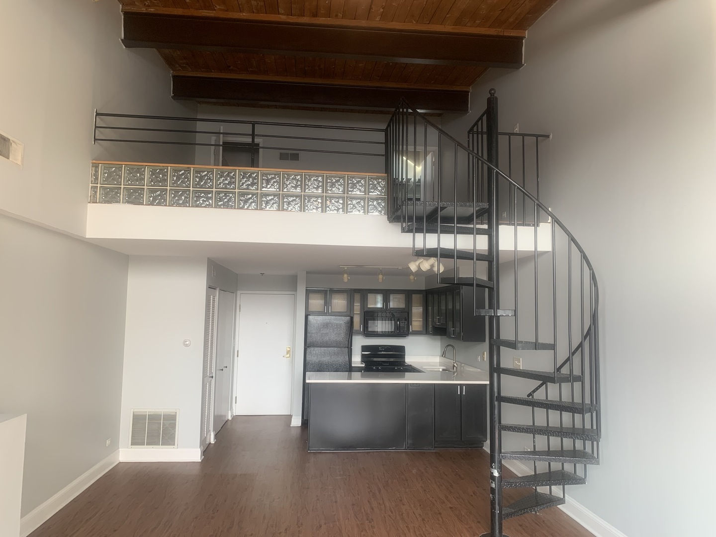 925 Green Bay Road, Unit 18 Winnetka, IL 60093 - Photo 2 of 10 a kitchen with refrigerator and window
