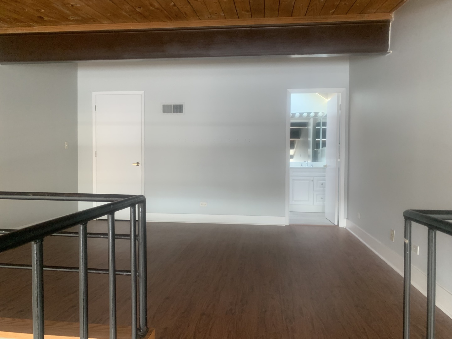 925 Green Bay Road, Unit 18 Winnetka, IL 60093 - Photo 4 of 10 a view of empty room