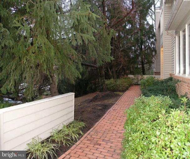 11561 Hemingway Drive Reston, VA 20194 - Photo 2 of 30 Front Leadwalk