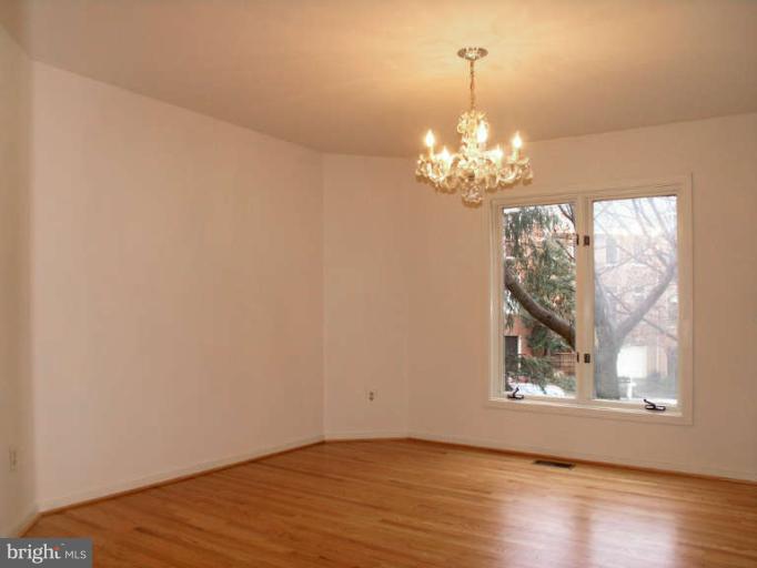 11561 Hemingway Drive Reston, VA 20194 - Photo 11 of 30 Dining Room