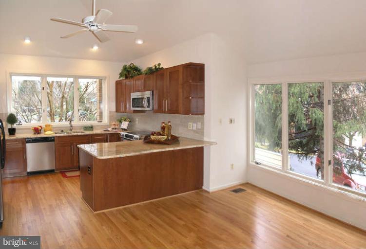 11561 Hemingway Drive Reston, VA 20194 - Photo 12 of 30 Kitchen and Breakfast Room
